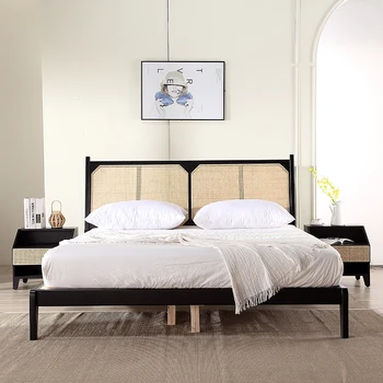 Элегантная гостиничная двуспальная кровать с плетеной мебелью из ротанга в спальне